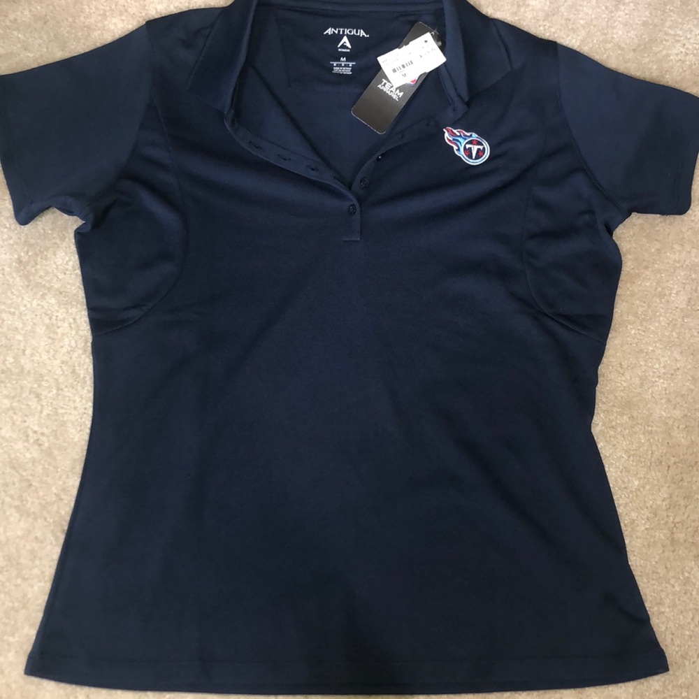 Antiqua Women’s Navy Titans short sleeve shirt.